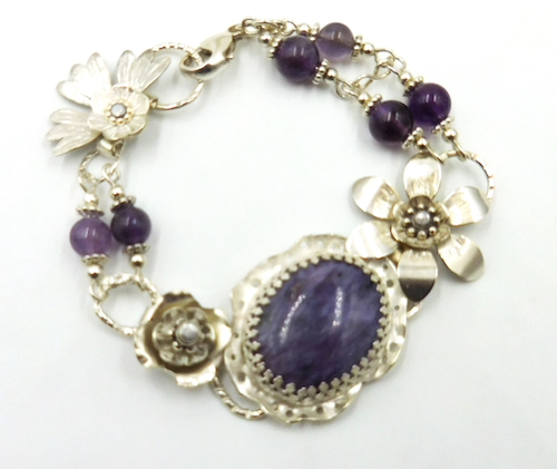 Click to view detail for DKC-2053 Bacelet, Silver Flowers & Charoite $330